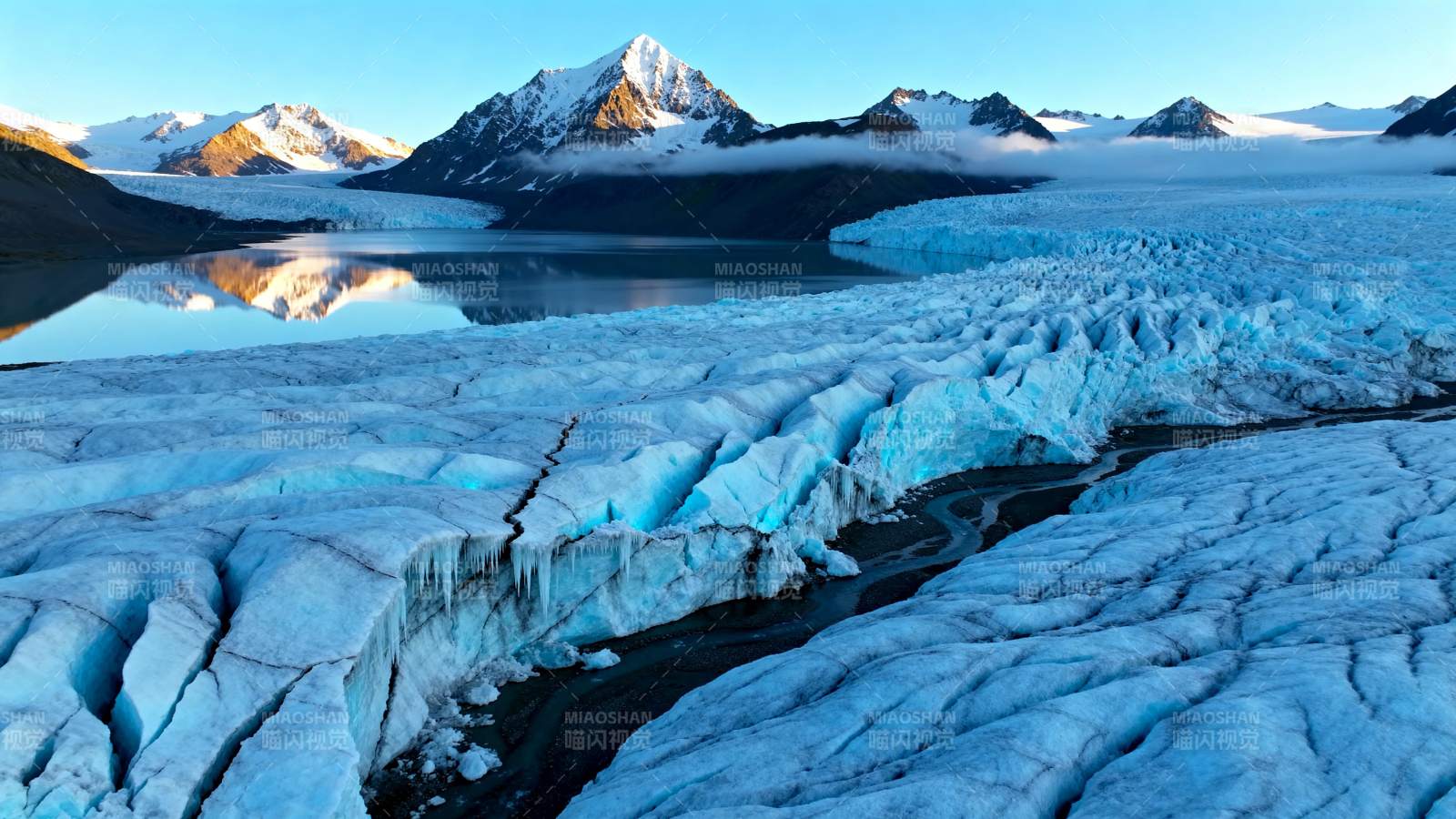 冰川湖畔雪山倒影图片