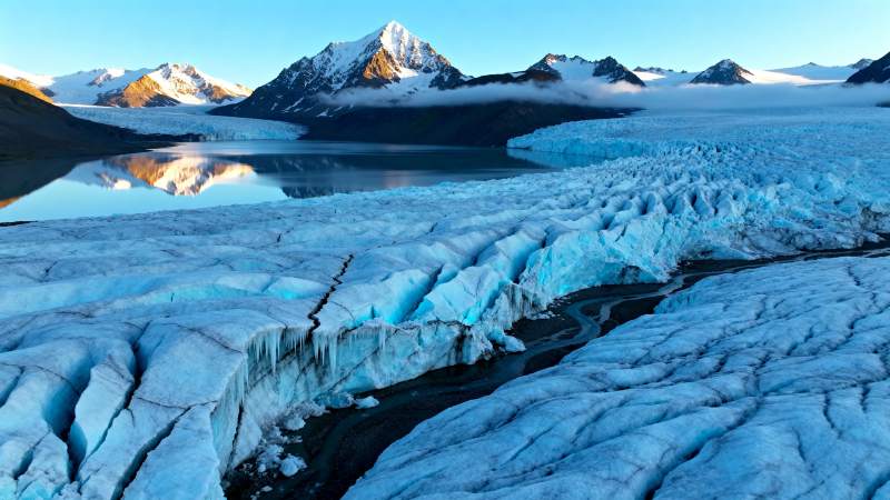 冰川湖畔雪山倒影图片