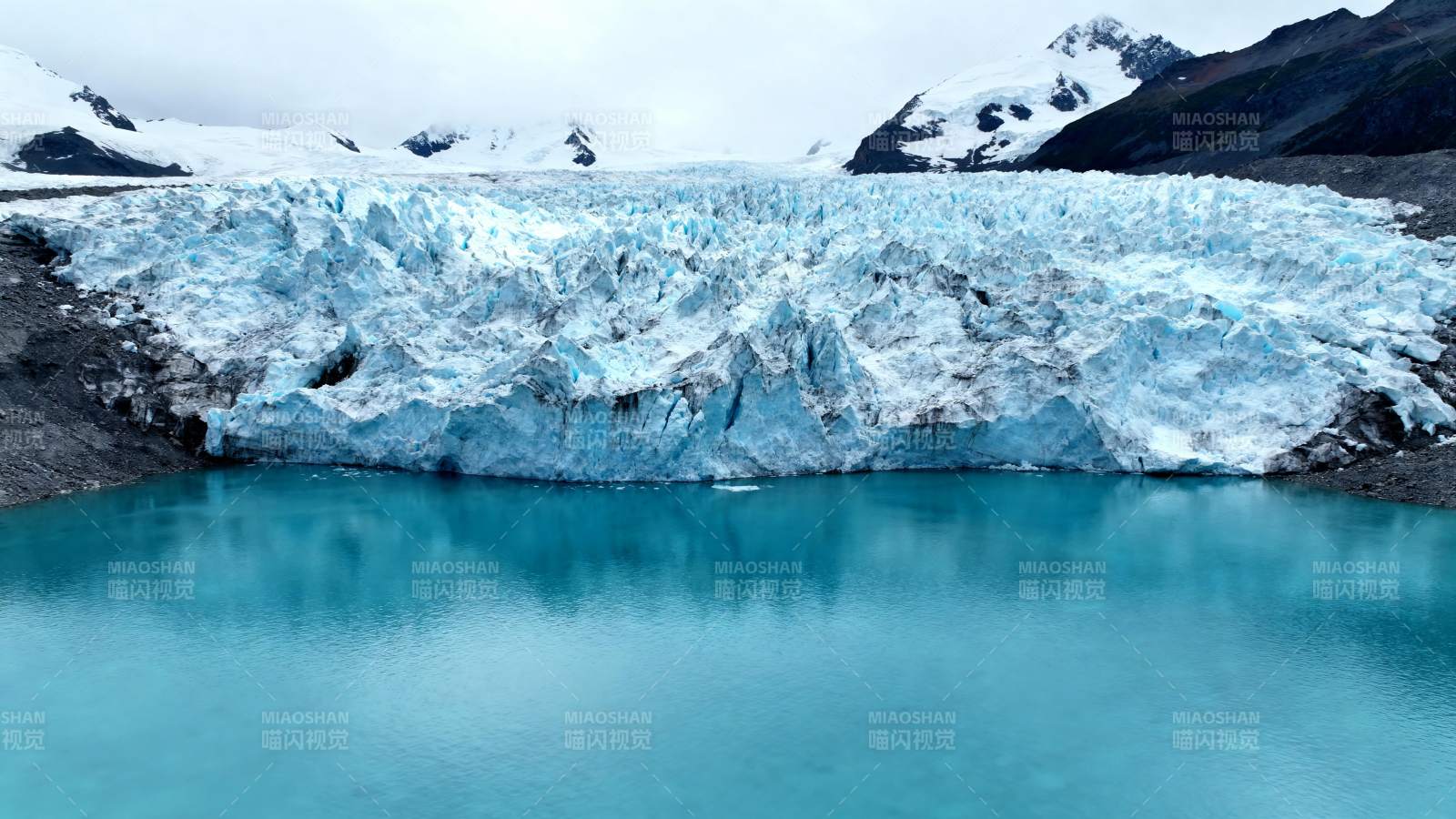 冰川映碧水图片