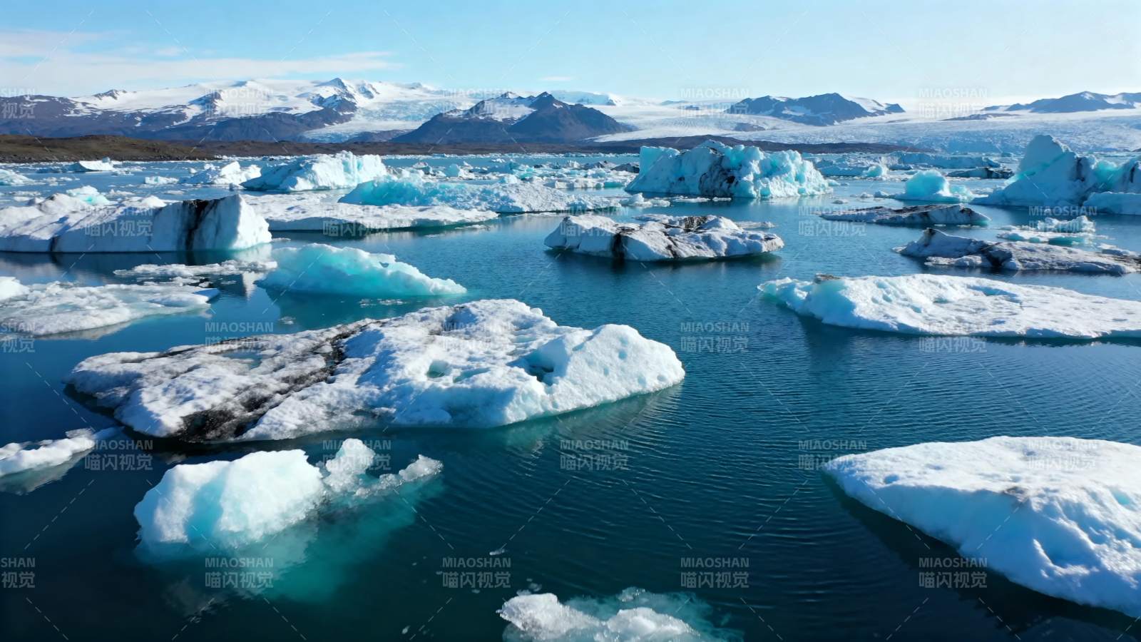 冰川漂浮于碧海图片