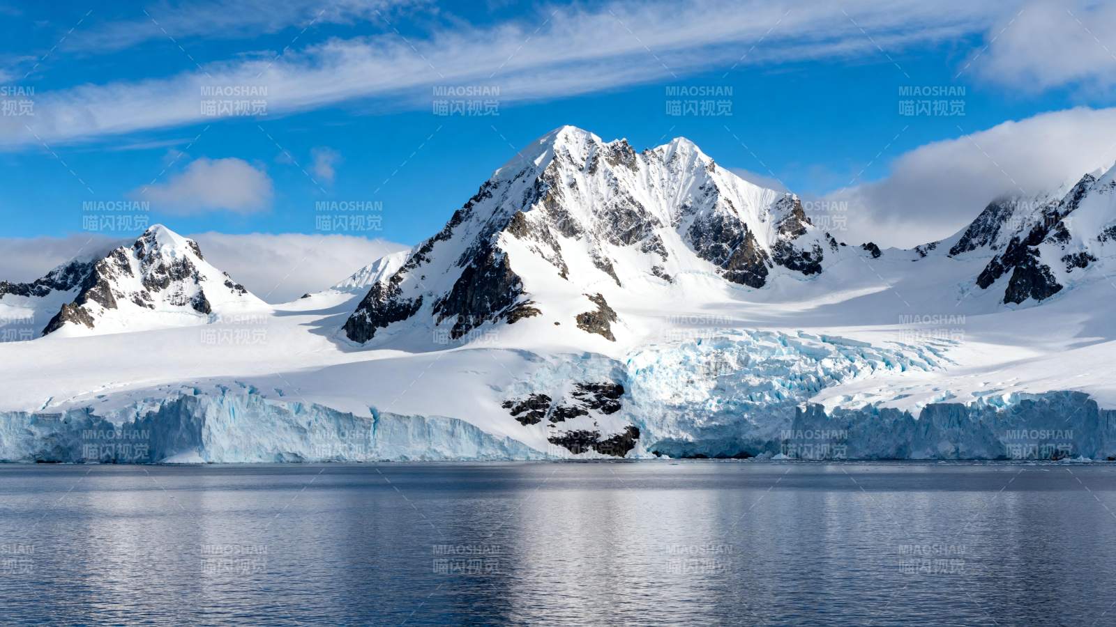 雪山冰川映碧水图片