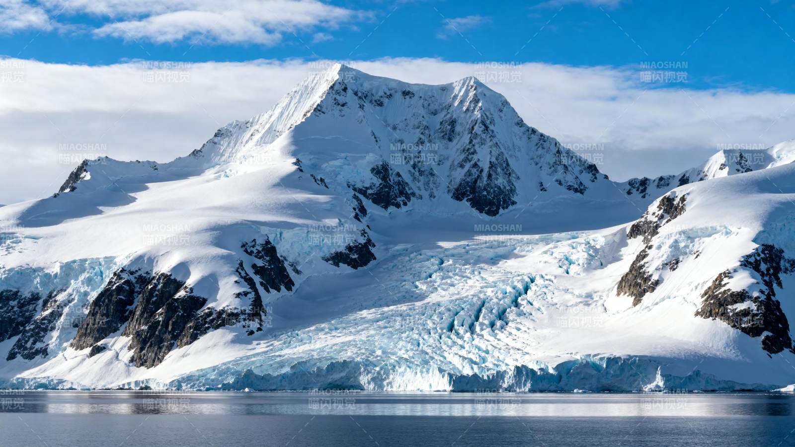 雪山冰川映湖光图片