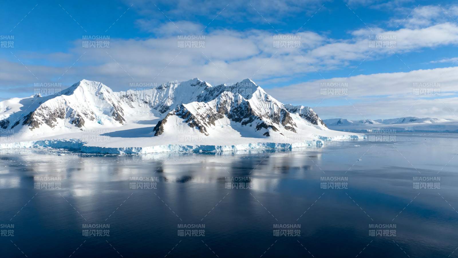 雪山倒影湖面图片