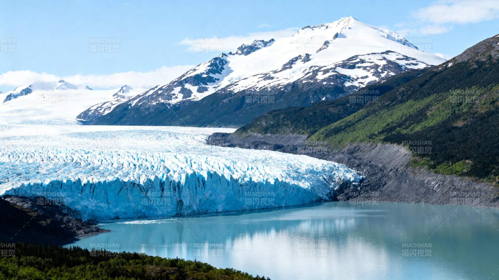冰川湖畔雪山景图片