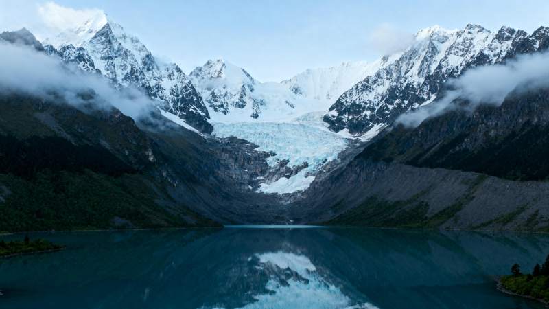 雪山倒影湖中图片