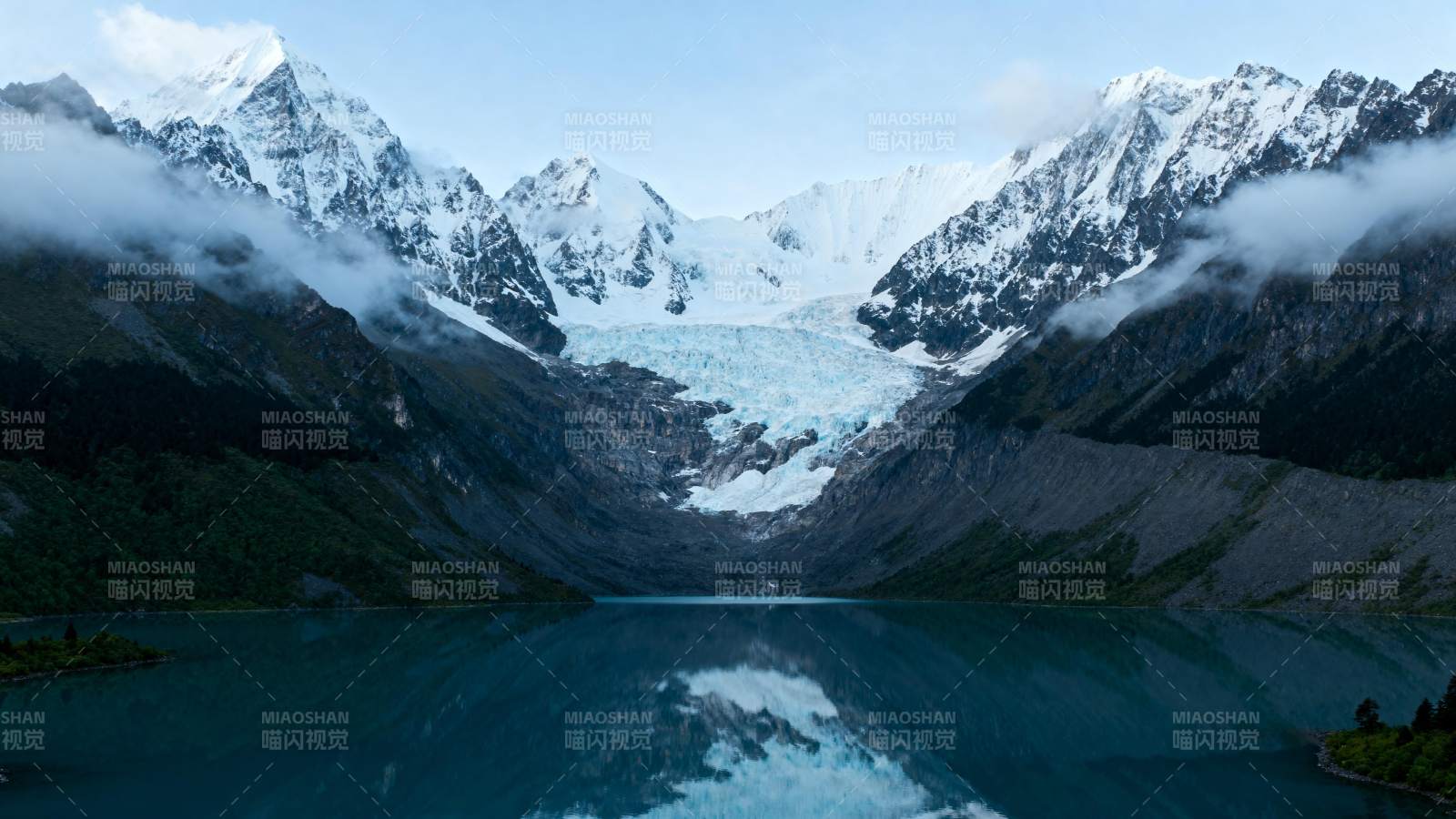 雪山倒影湖中图片