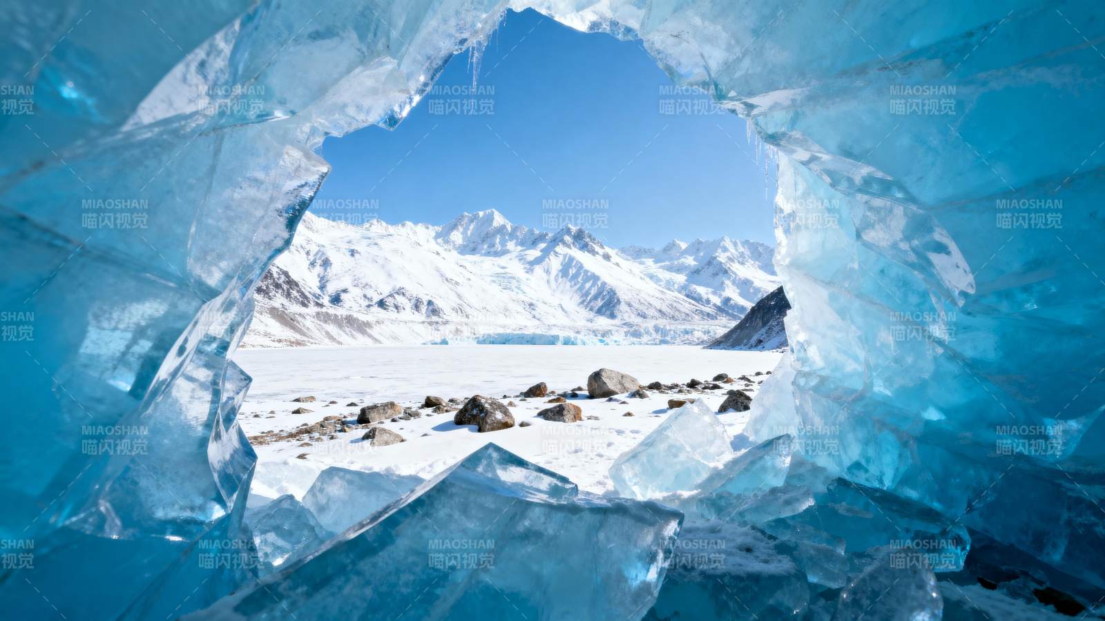 冰洞望雪山图片
