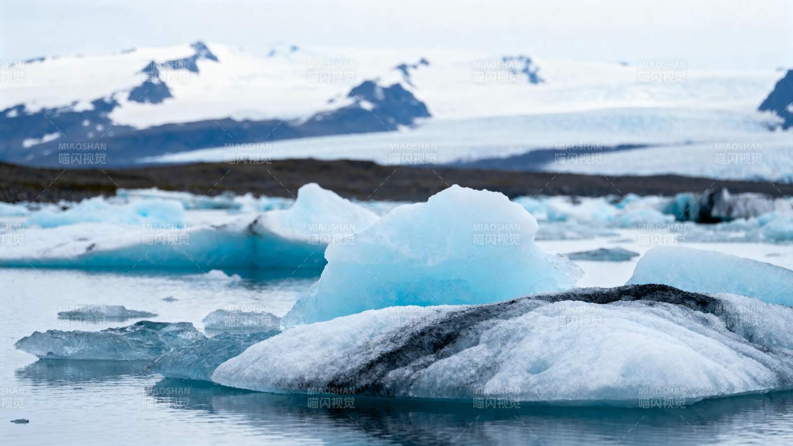 冰川湖景图片