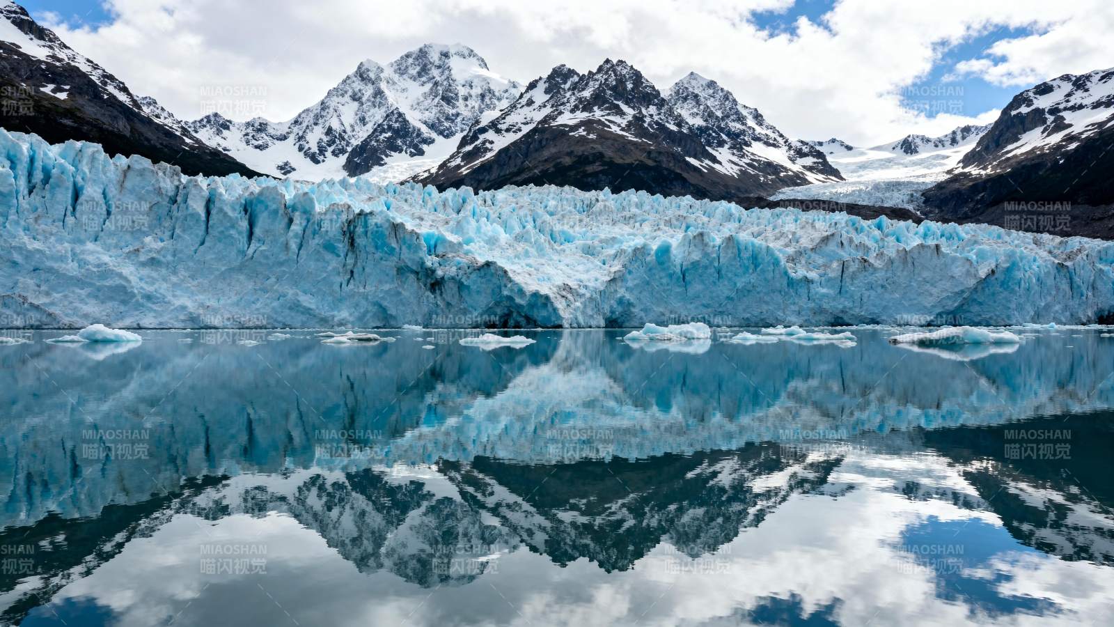 冰川倒影山水画图片