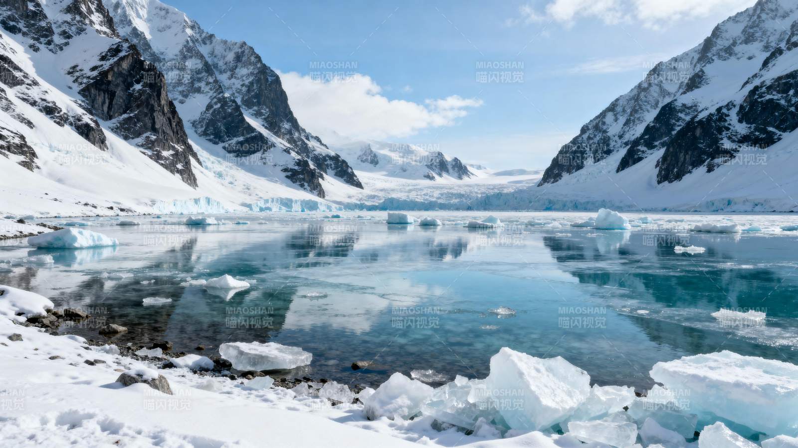 冰川湖畔雪峰倒影图片