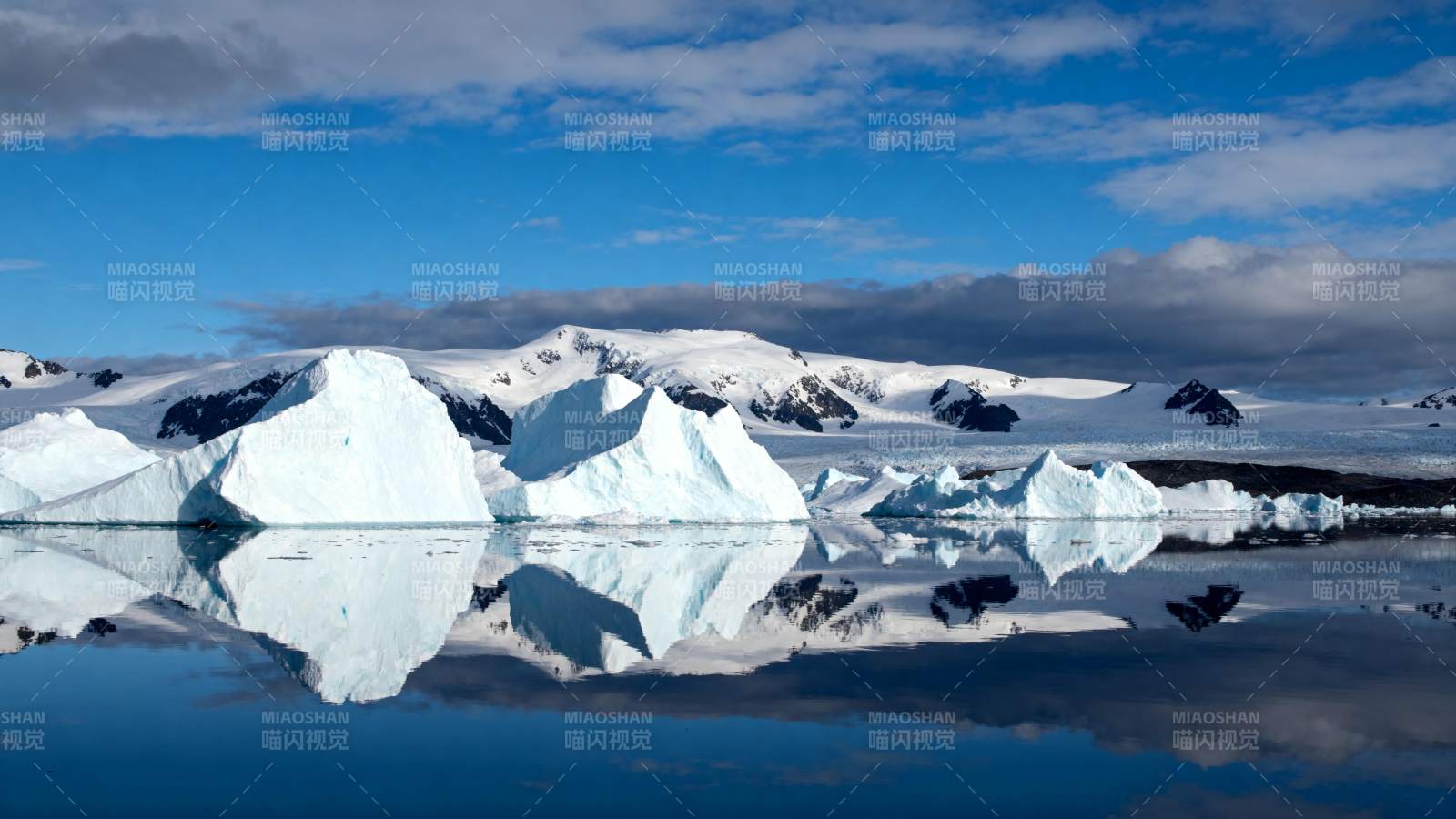 极地冰川倒影图片