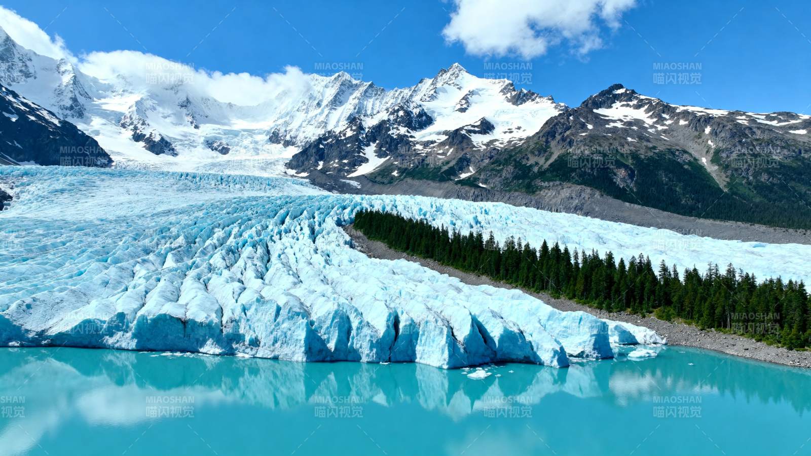 冰川湖畔雪山美景图片