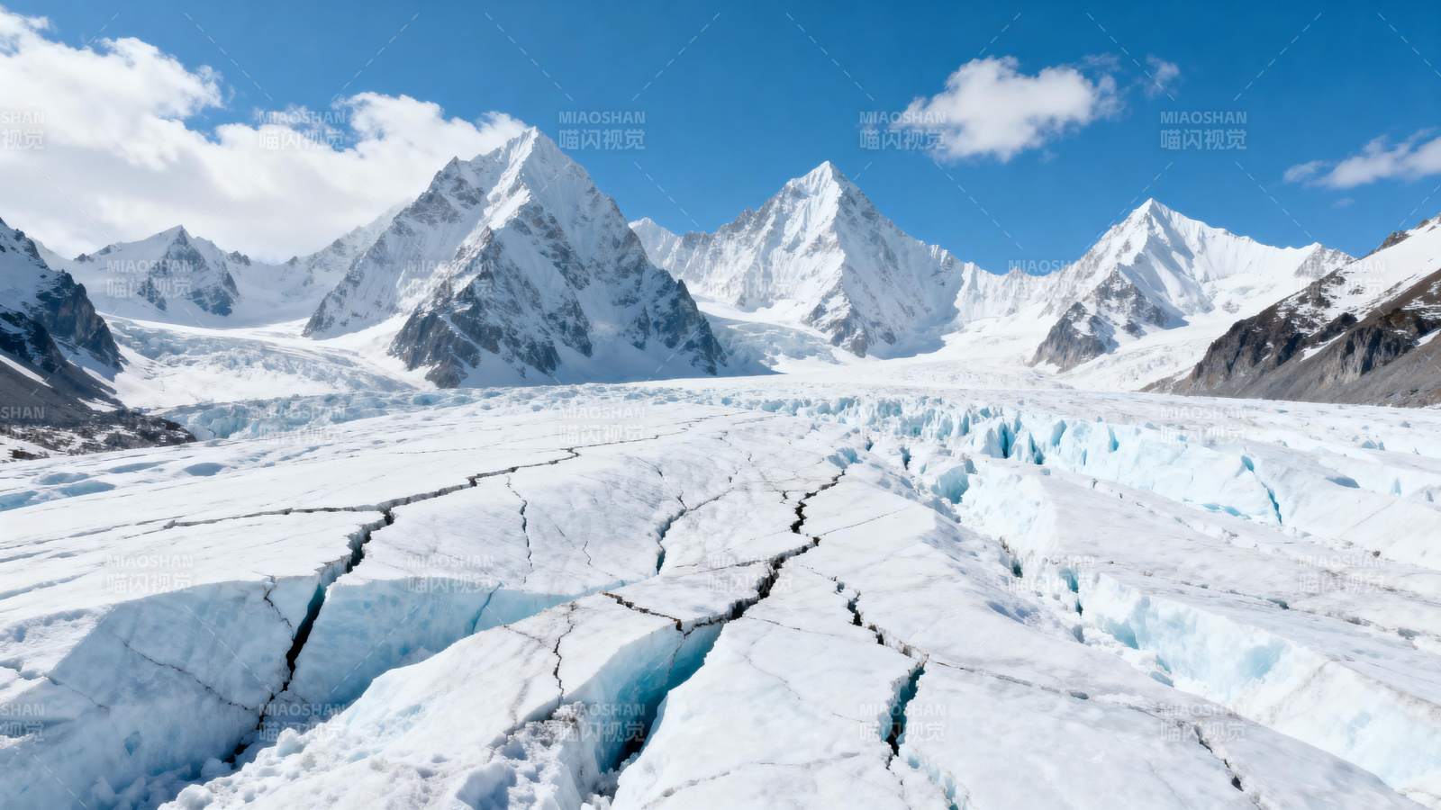 雪山冰川裂隙图片