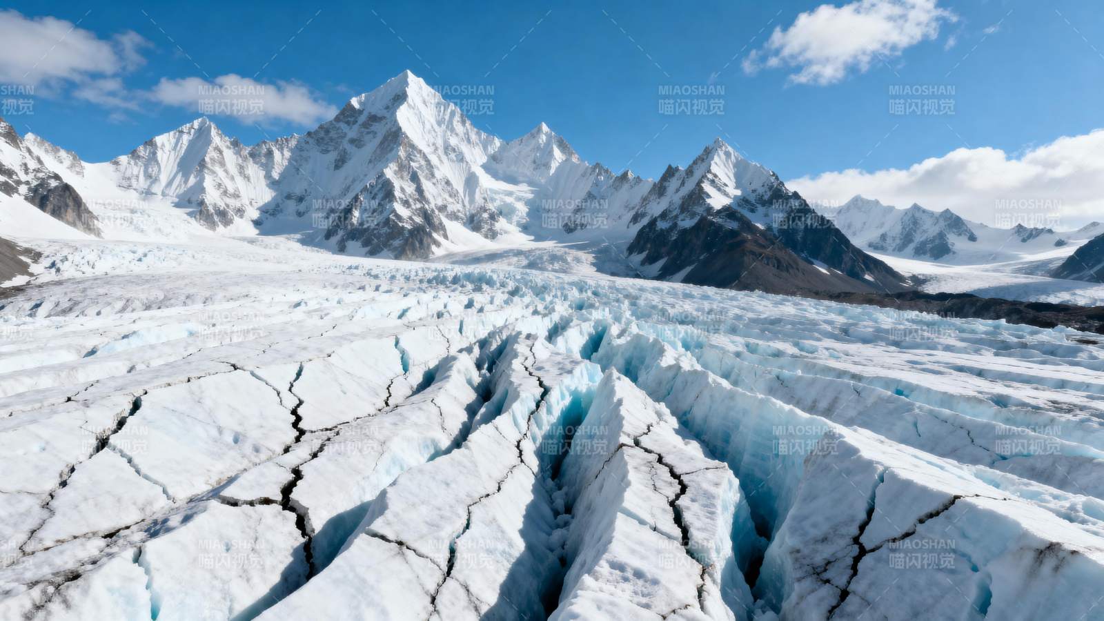 冰川裂谷与雪山图片