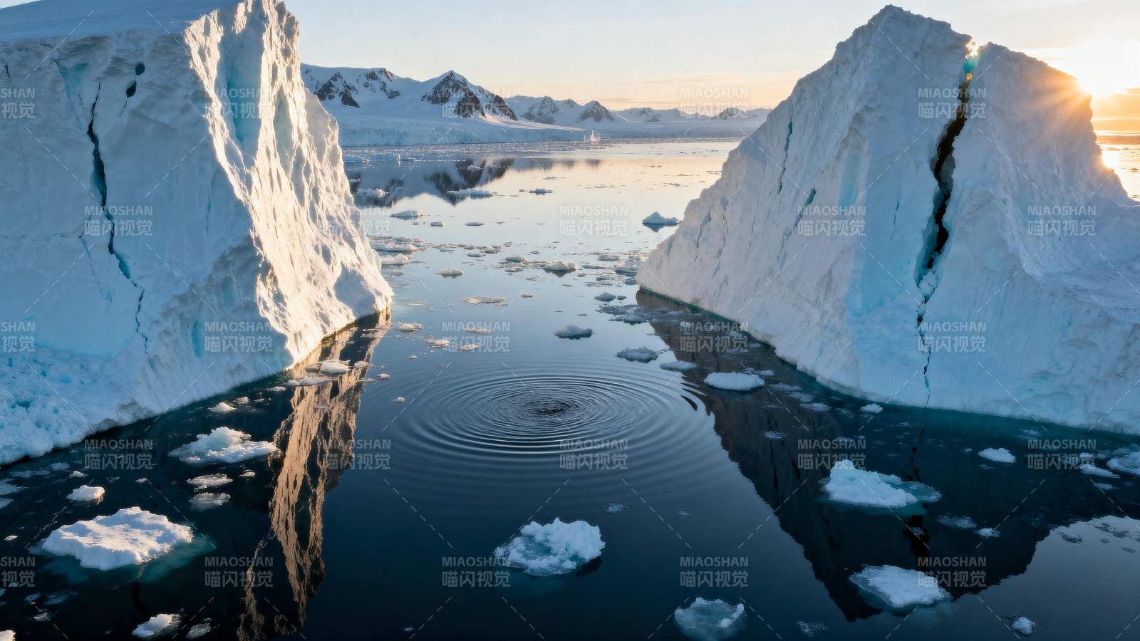冰川倒影静谧湖图片