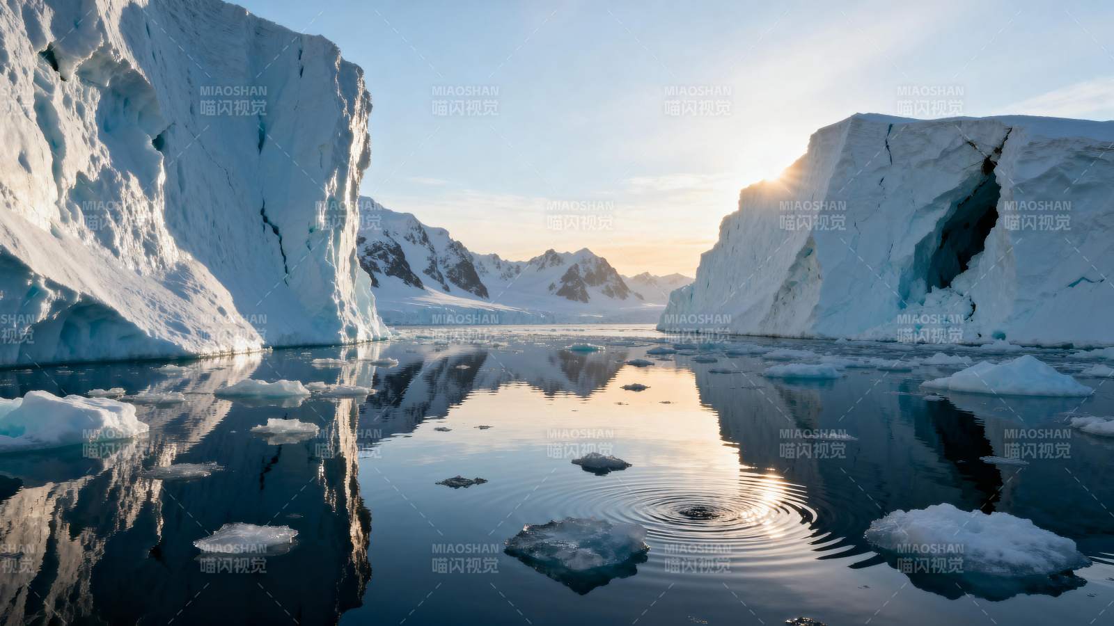 极地冰川倒影图片