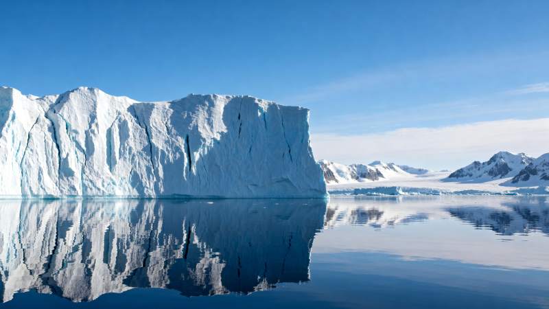 冰川倒影静谧湖图片