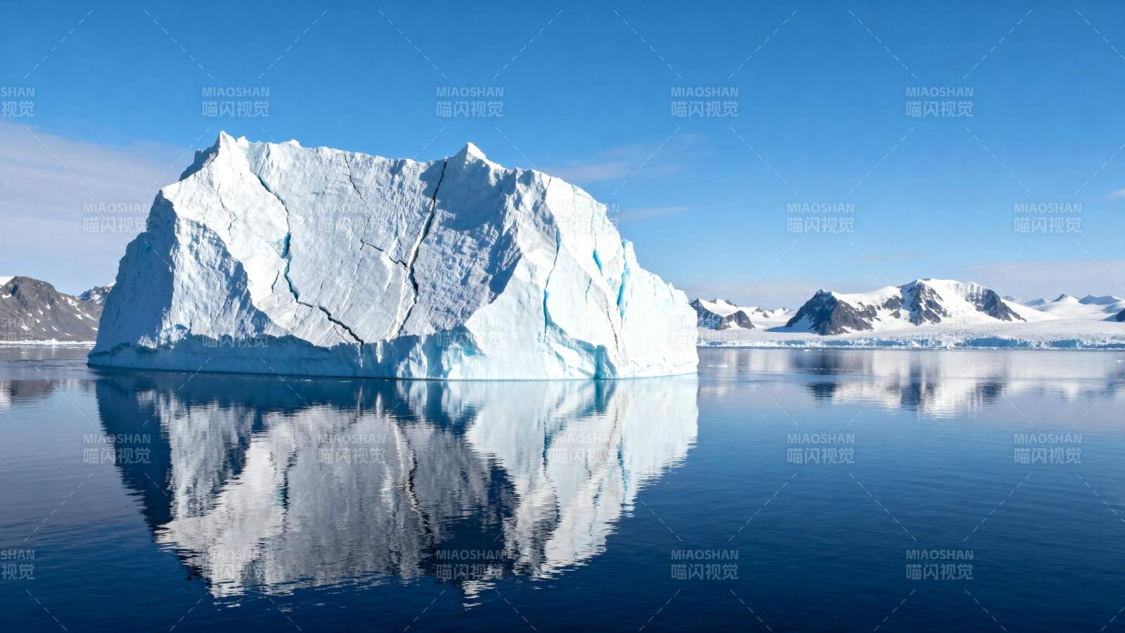 冰山倒影静谧湖图片