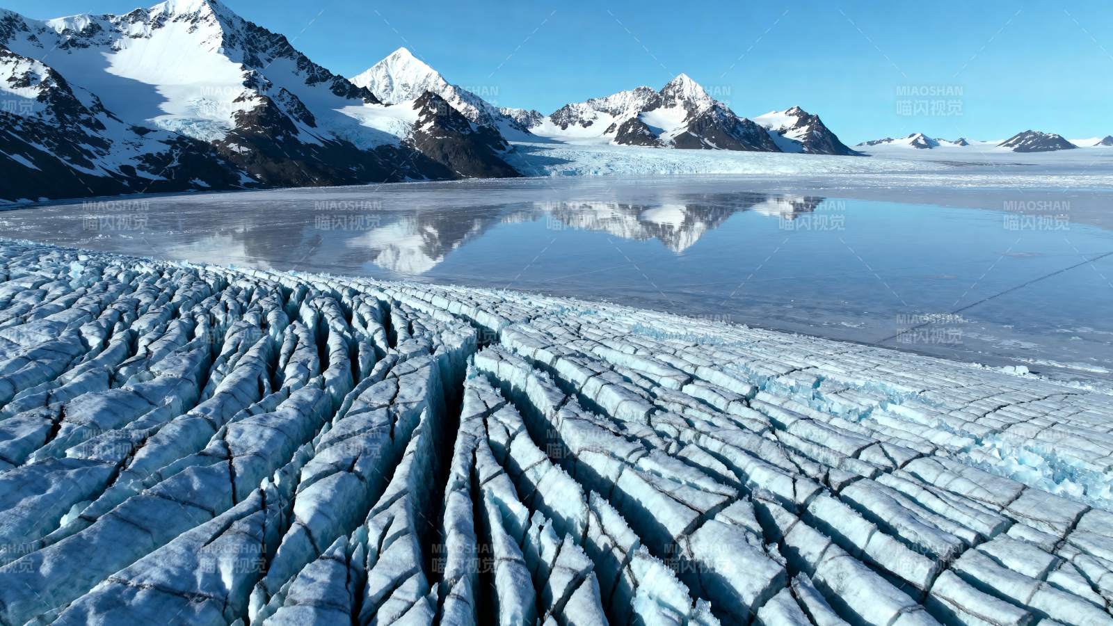 冰川湖畔雪山倒影图片