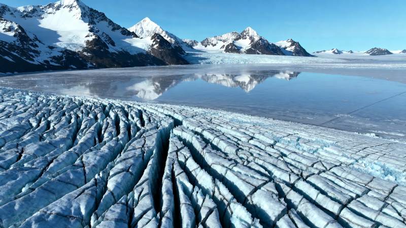 冰川湖畔雪山倒影图片