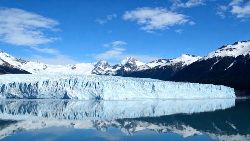 冰川倒影山水间图片