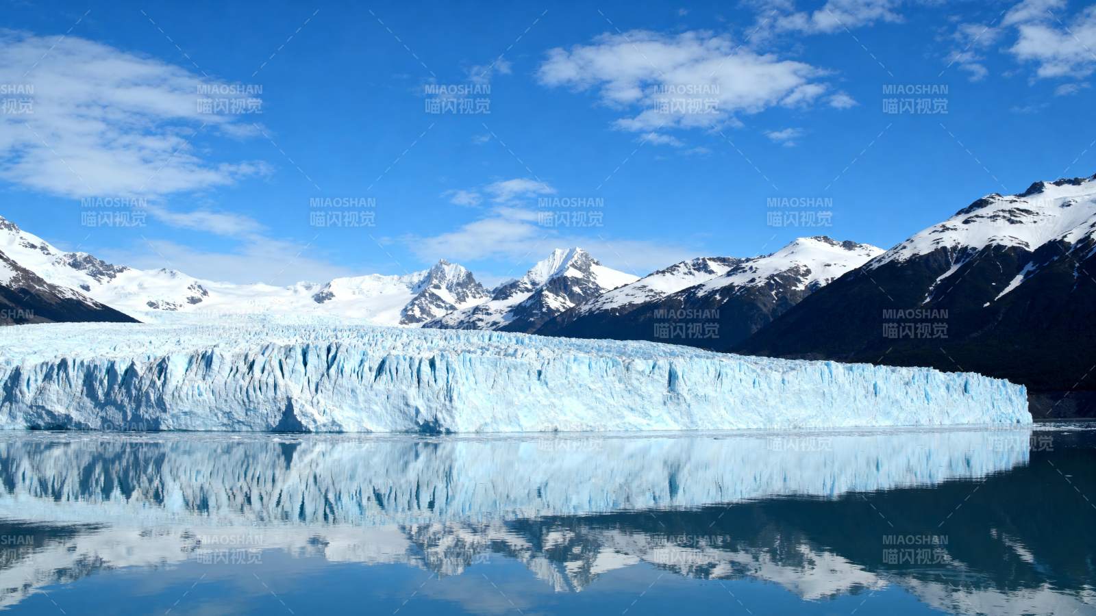 冰川倒影山水间图片