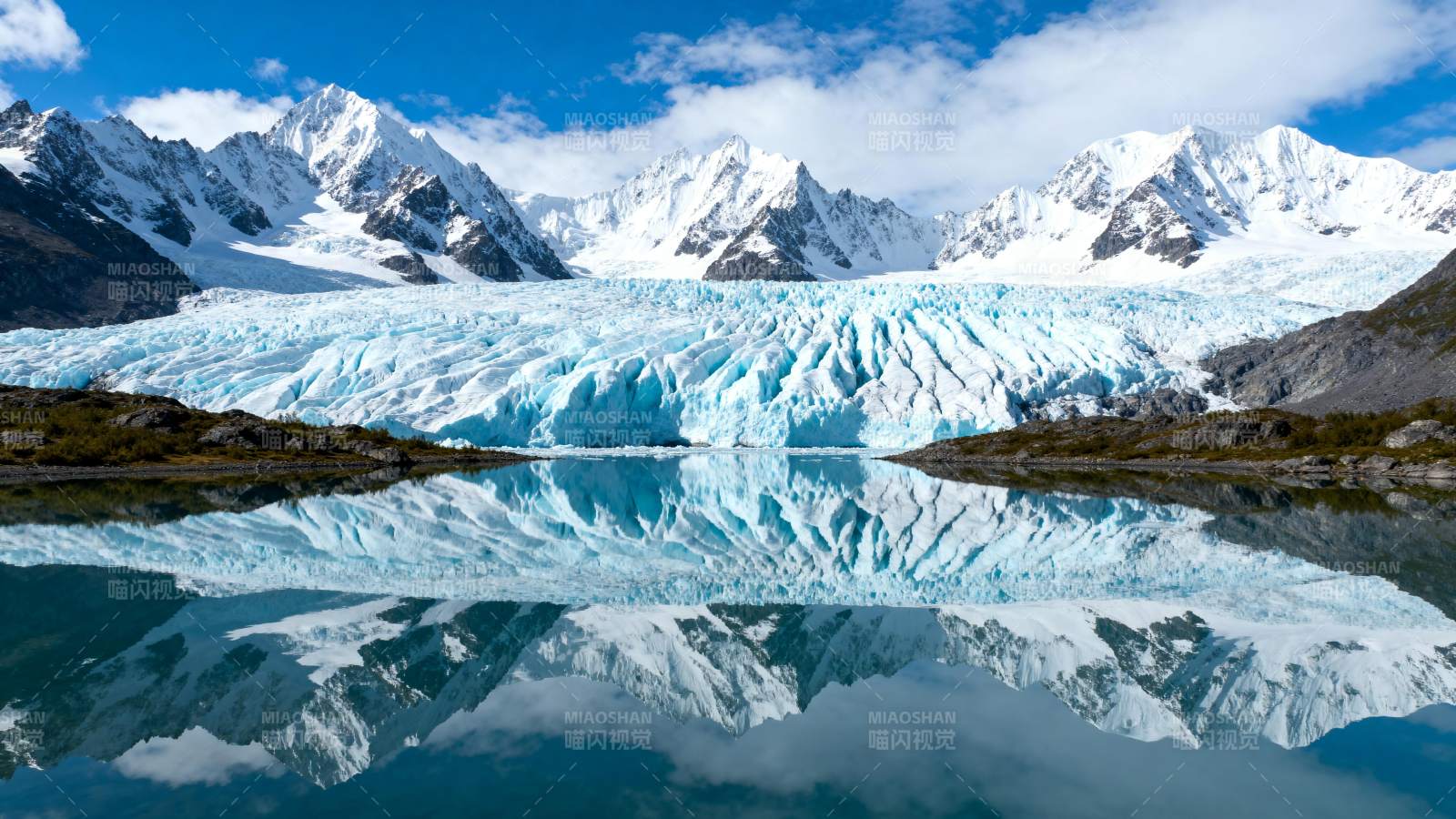 冰川倒影山峦图片