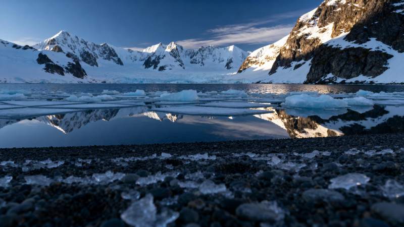 冰川倒影静谧湖图片