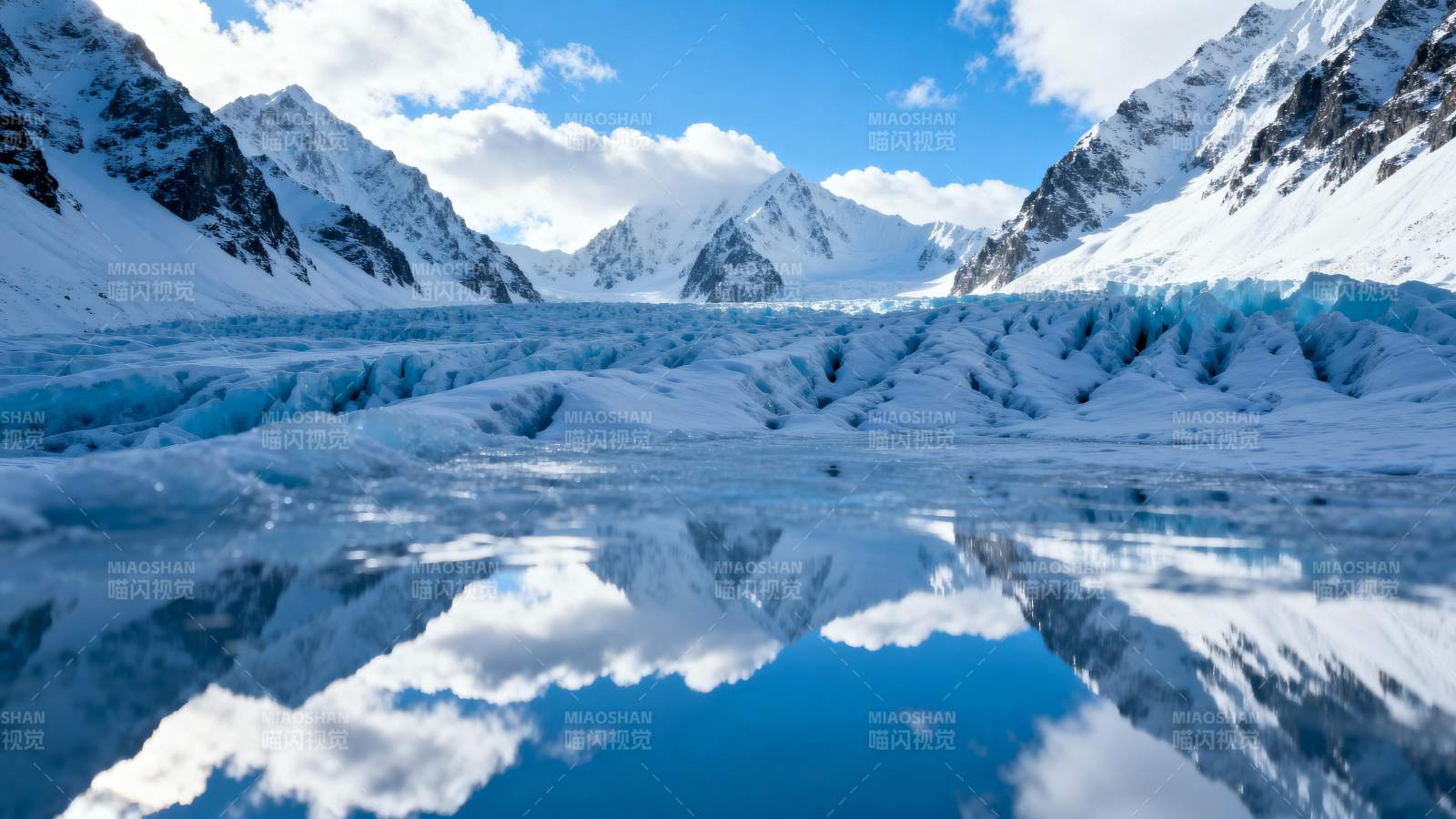 雪山倒影冰湖图片