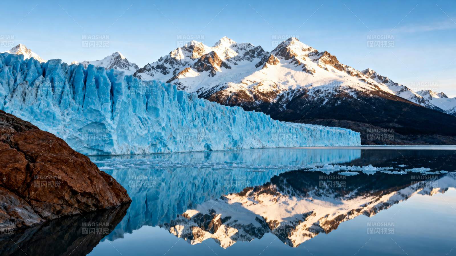 冰川倒影山水间图片