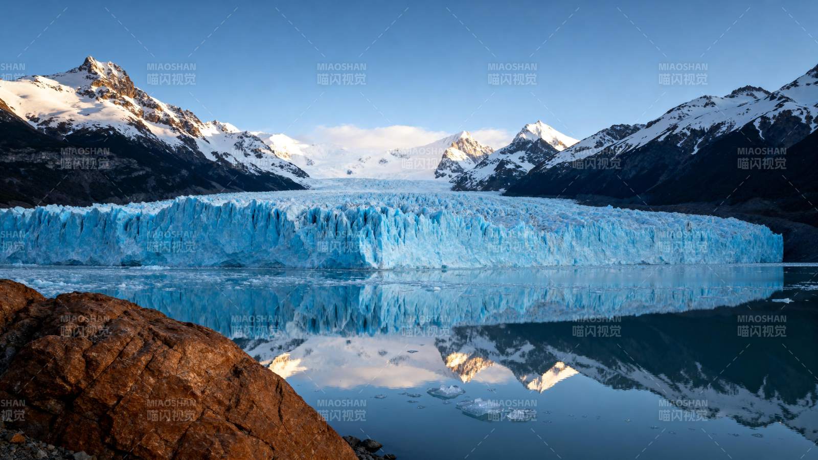 冰川湖畔雪山倒影图片