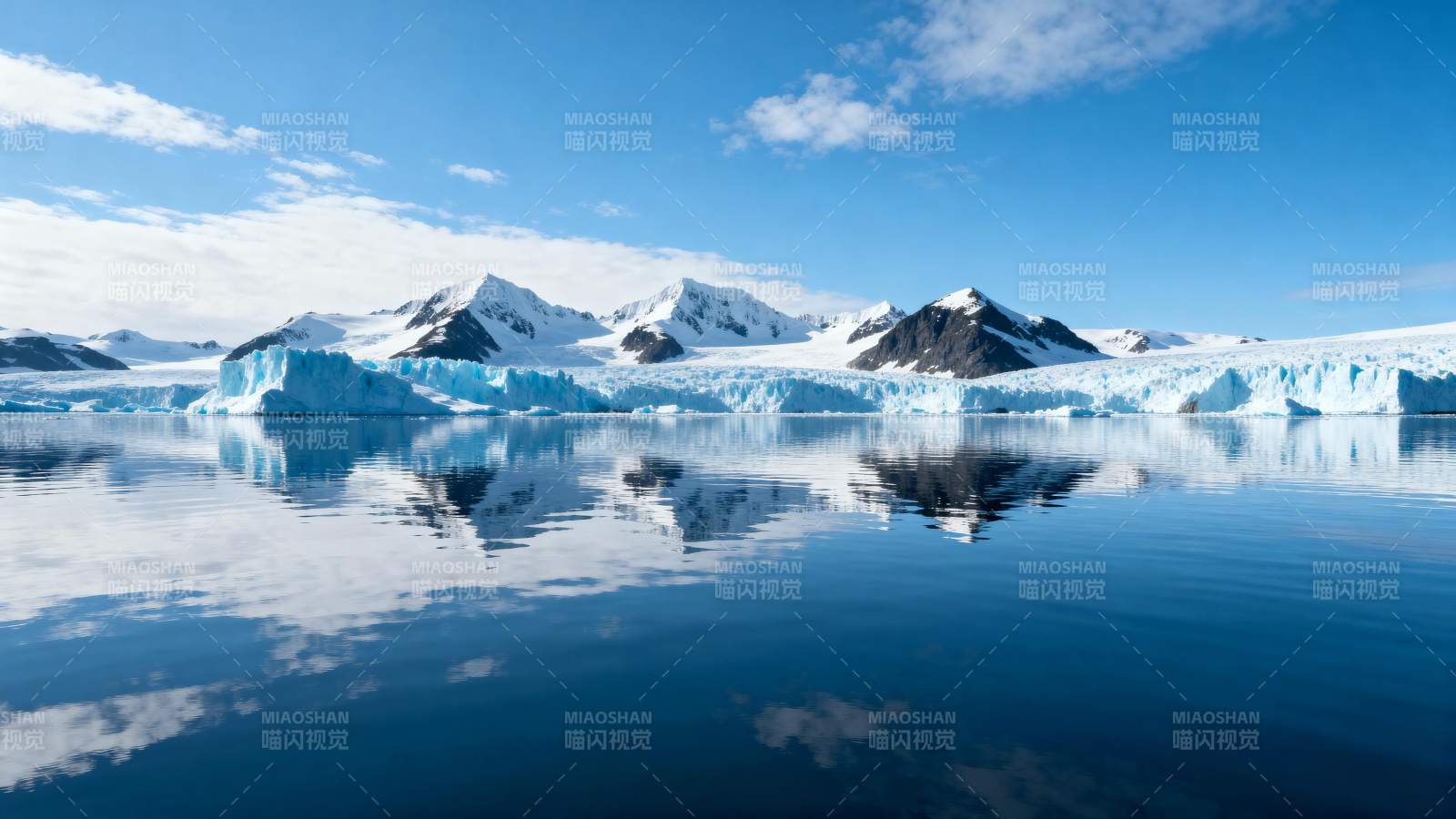 极地冰川倒影图片