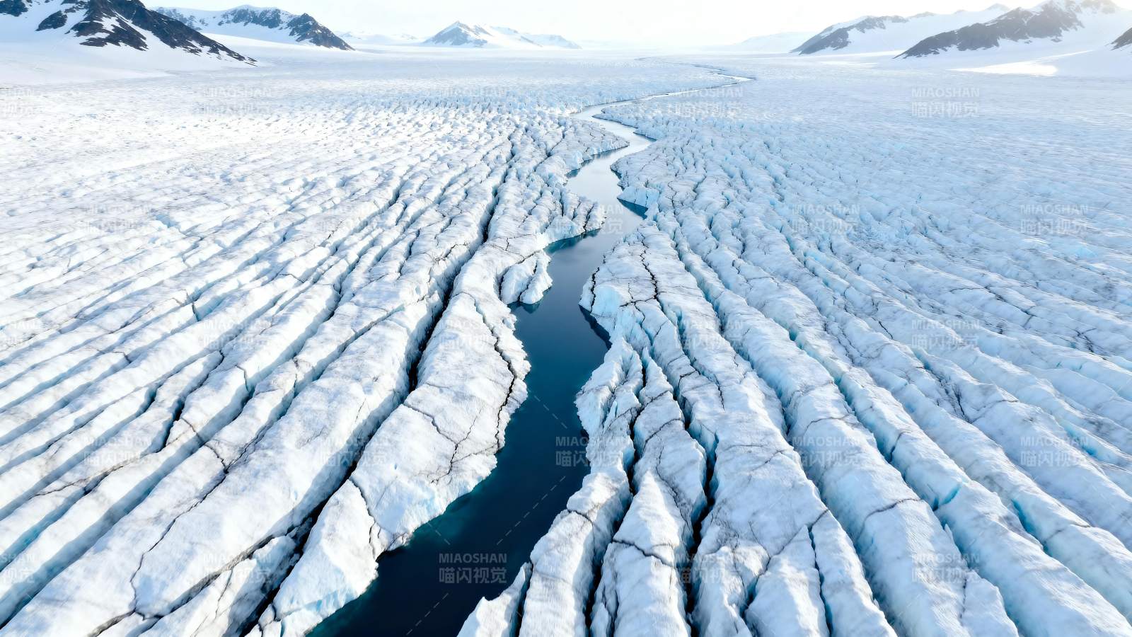冰川裂隙深邃图片