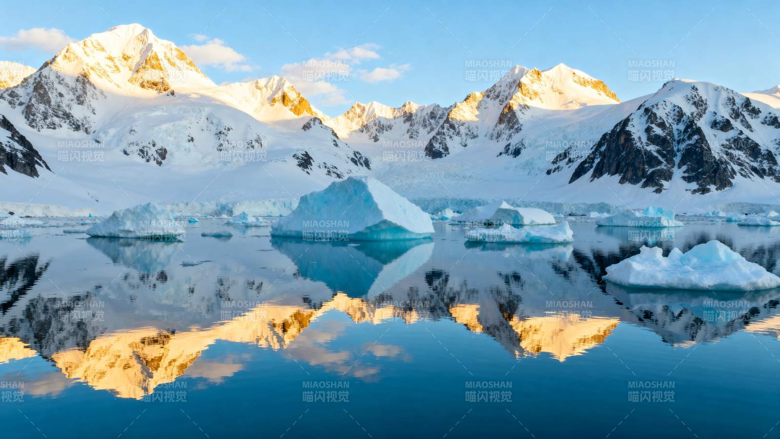 雪山倒影湖光图片