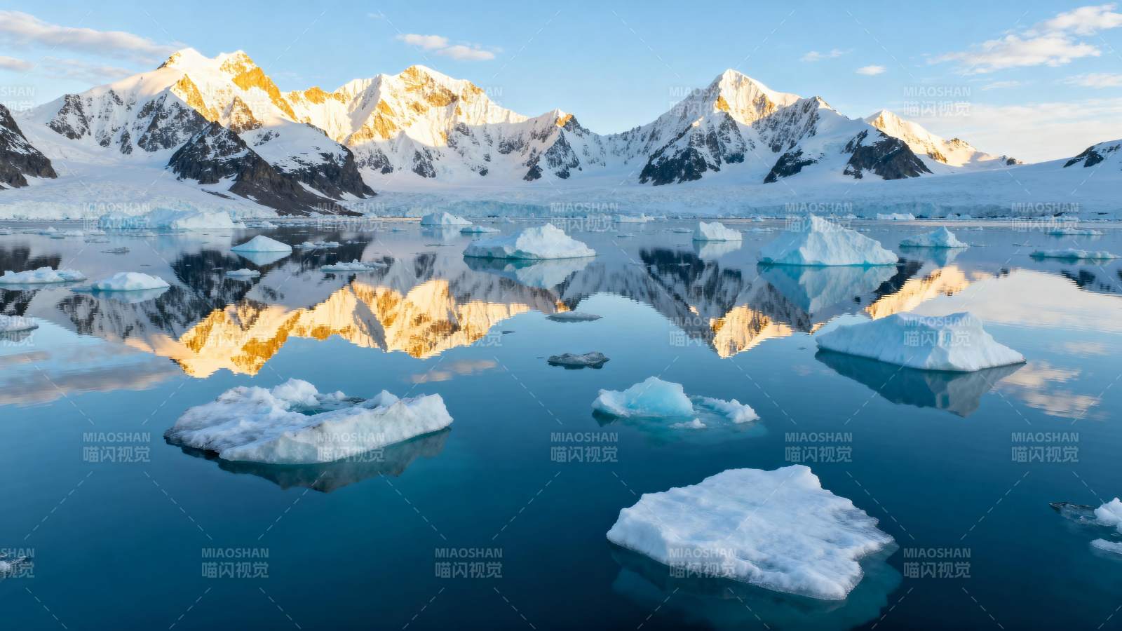 雪山倒影冰湖图片