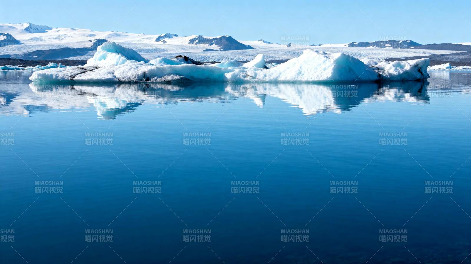 极地冰川倒影图片