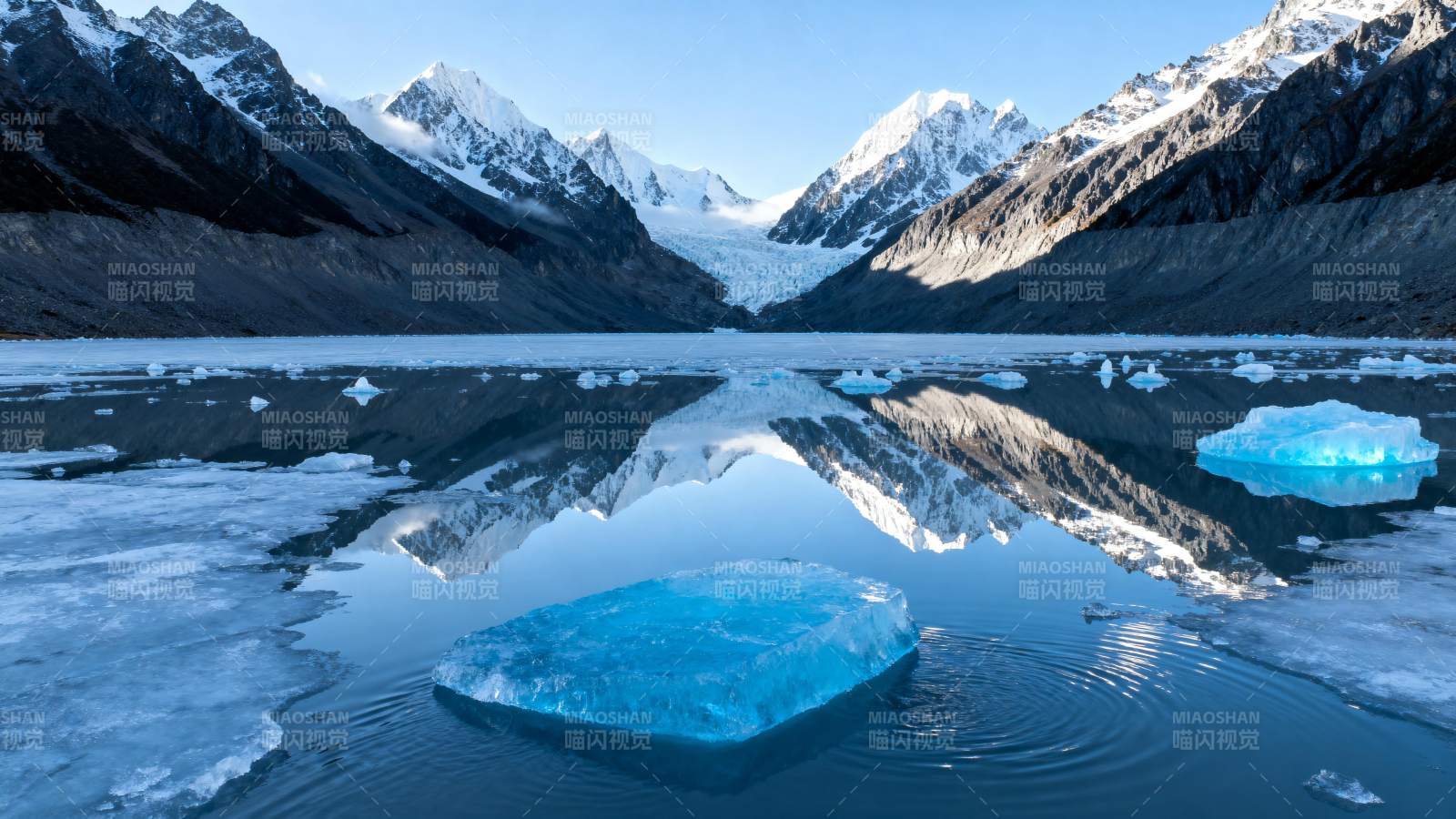 冰湖倒影雪山图片