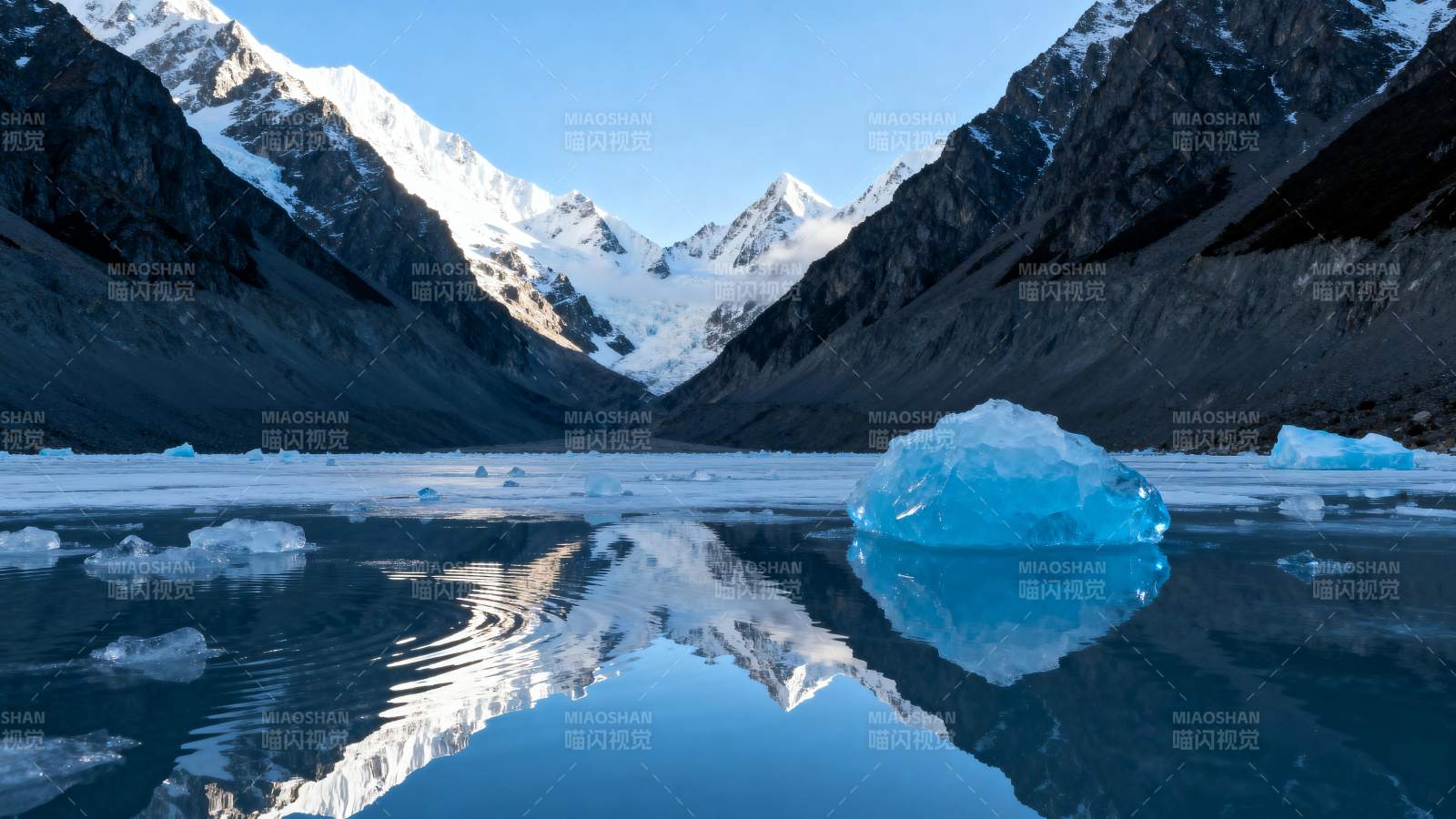 冰川湖镜像山峰图片