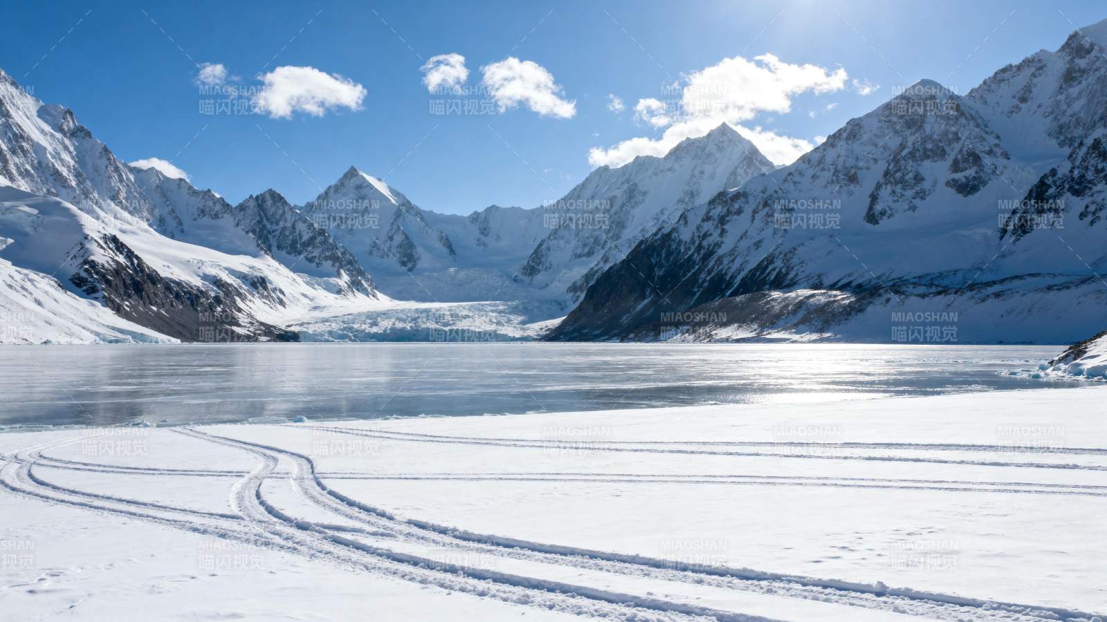 雪山冰湖雪痕图片