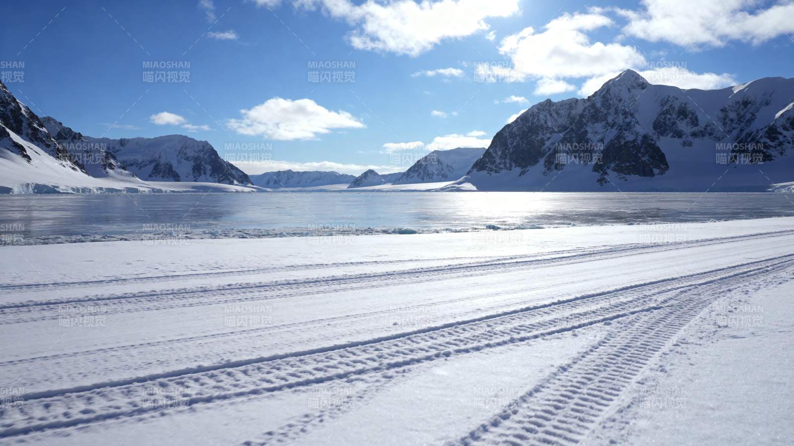 雪原上的车辙痕迹图片