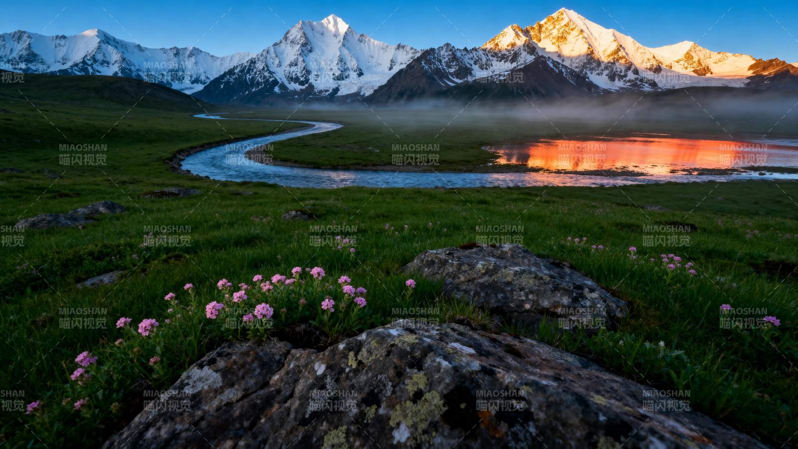 雪山晨曦映湖光图片