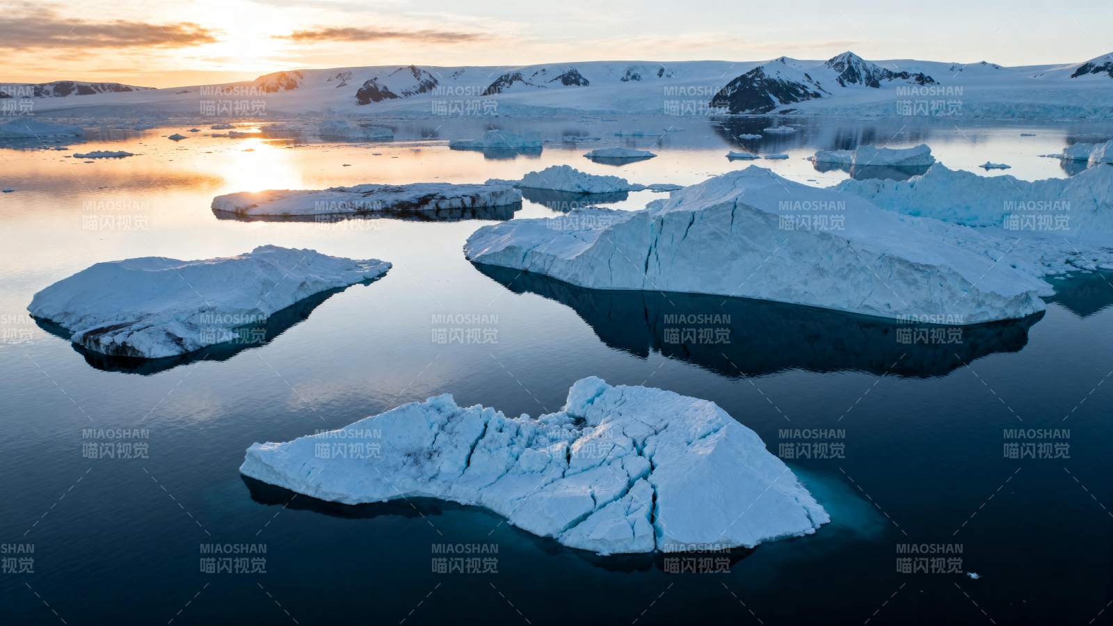 极地冰川日出图片