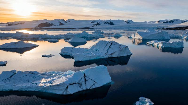 极地冰川日出图片