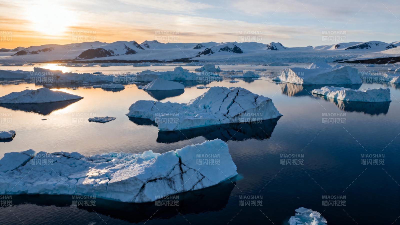 极地冰川日出图片