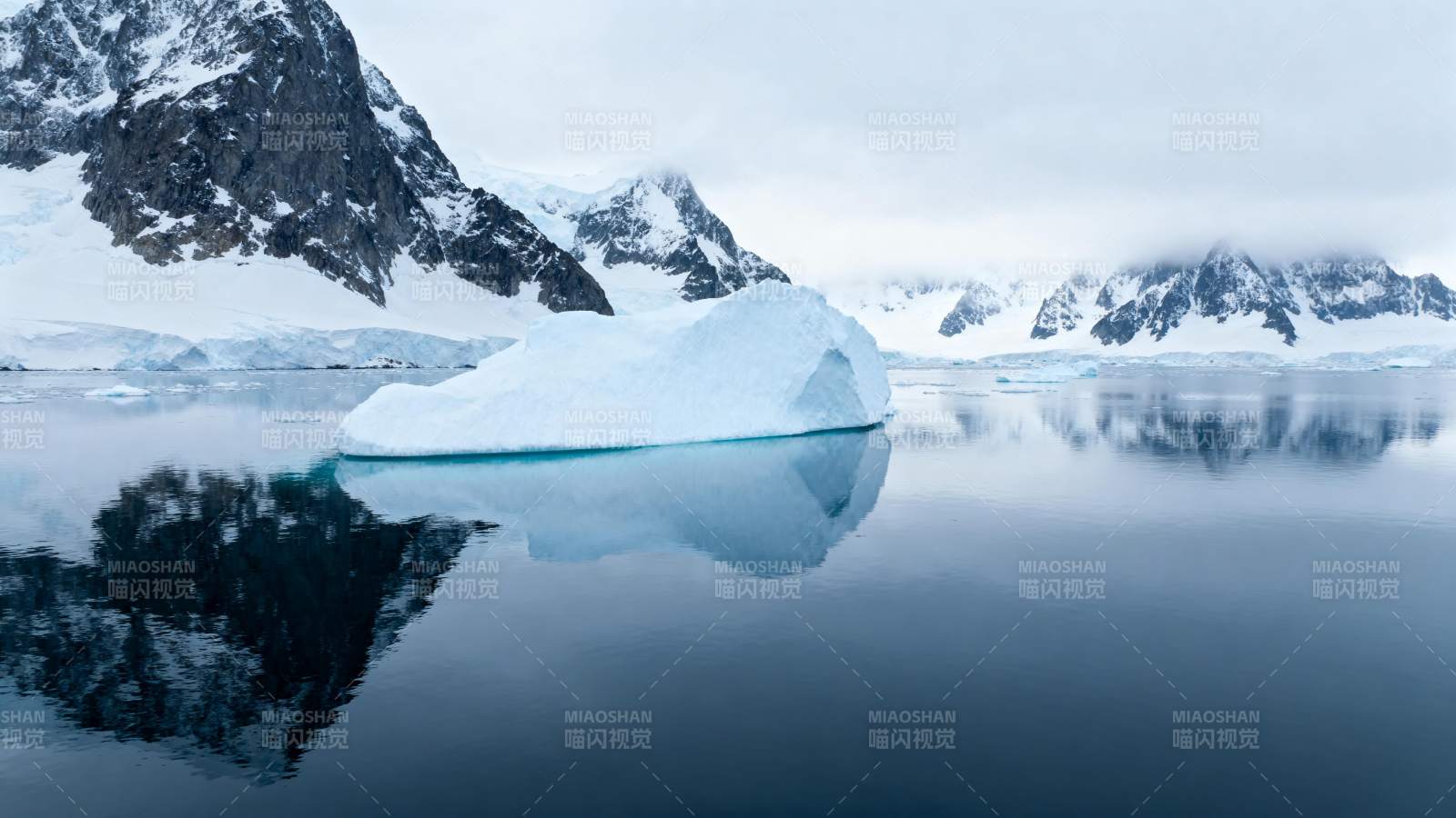 冰川倒影静谧湖图片