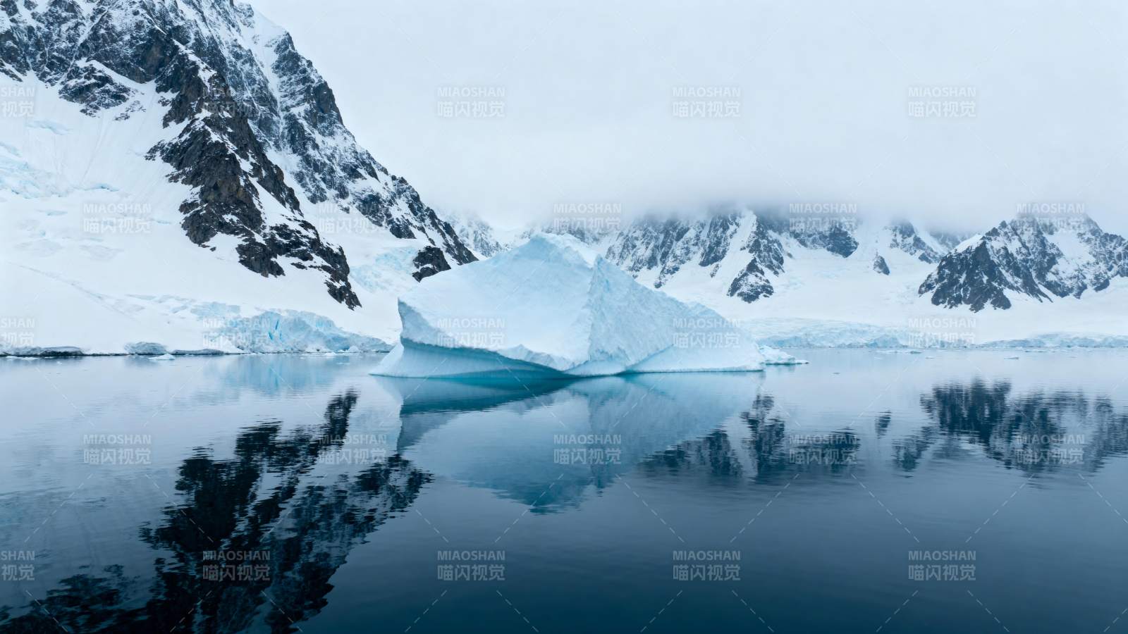 冰川倒影静谧湖图片