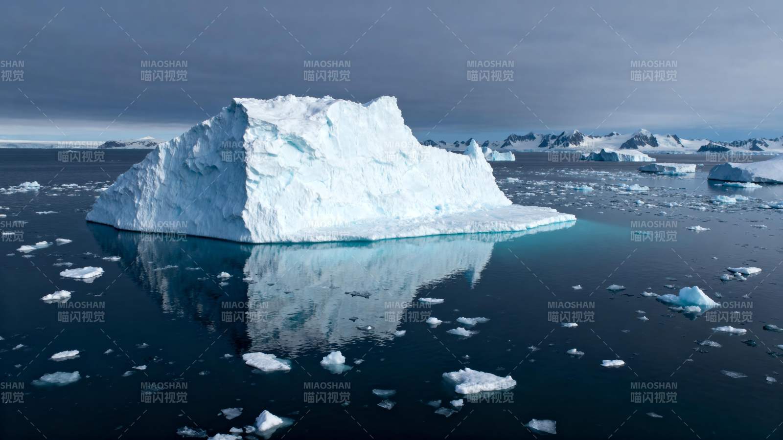 冰山倒影静谧海图片