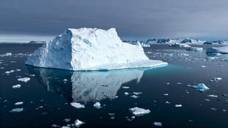 冰山倒影静谧海图片