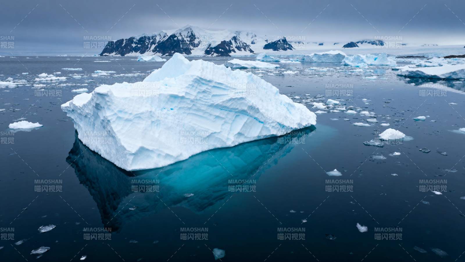 冰山倒影静谧海图片