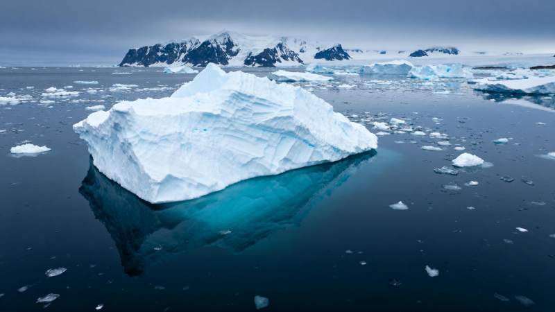 冰山倒影静谧海图片